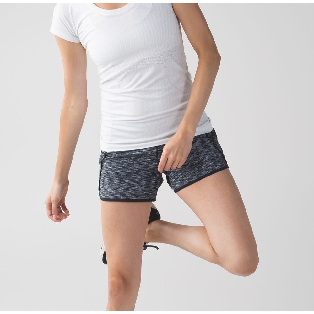 Lululemon Size 8 Run Times Short *4-way Stretch 4" Dramatic Static White Black